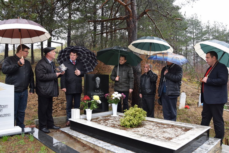 Цветя и поклонение пред паметта на поета Наджи Ферхадов