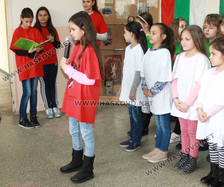 Каравеловци с патриотичен рецитал за 60-годишнината на училището