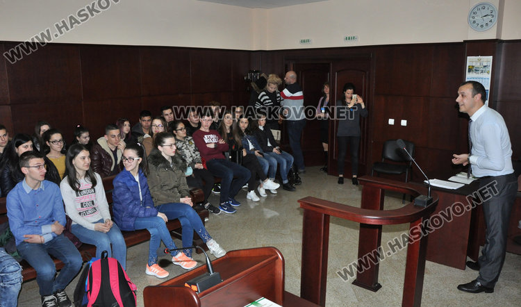 Десетокласници от ФСГ учиха право в Административния съд в Хасково