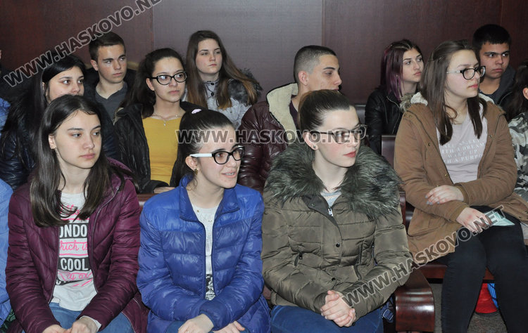 Десетокласници от ФСГ учиха право в Административния съд в Хасково