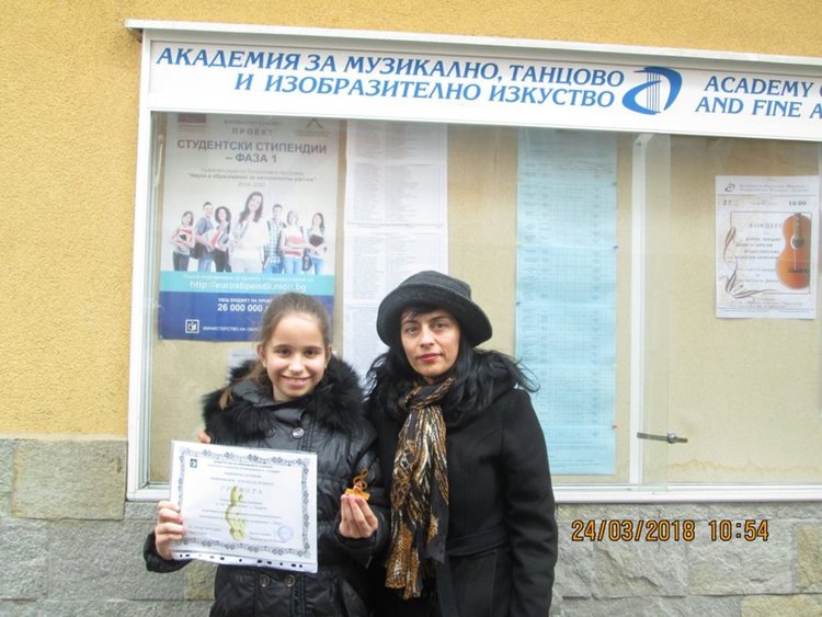 Симона с класната си ръководителка г-жа Иванова