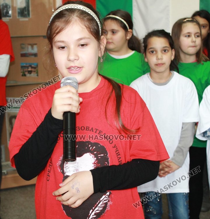 Каравеловци с патриотичен рецитал за 60-годишнината на училището