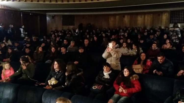 Премиерата на театрална школа "Апропо" препълни кино "Химик"