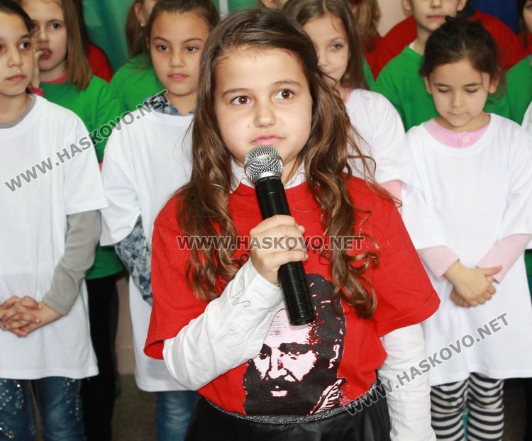 Каравеловци с патриотичен рецитал за 60-годишнината на училището