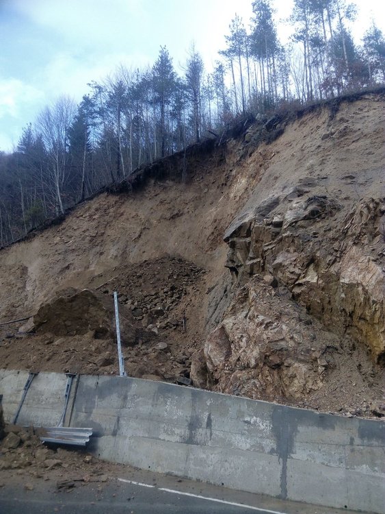 Сериозни срутвания на пътя Смилян – Рудозем, шофирайте внимателно! 