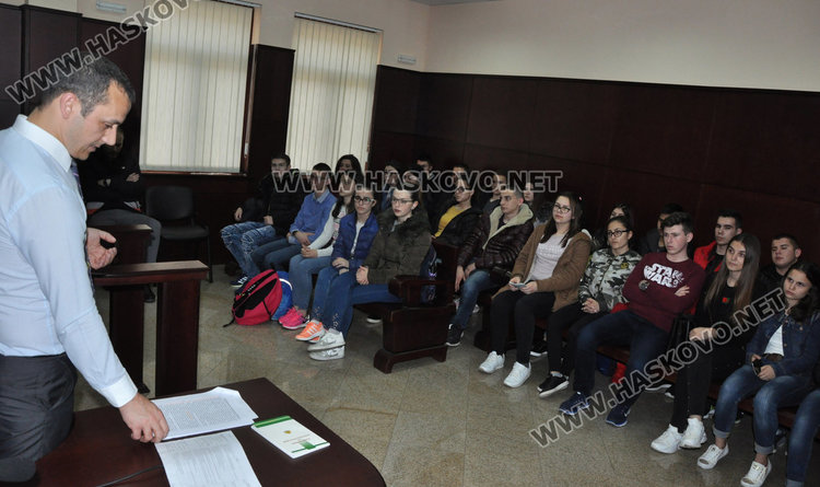 Десетокласници от ФСГ учиха право в Административния съд в Хасково