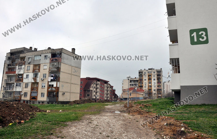 Ремонтът до 13-ти блок е в застой