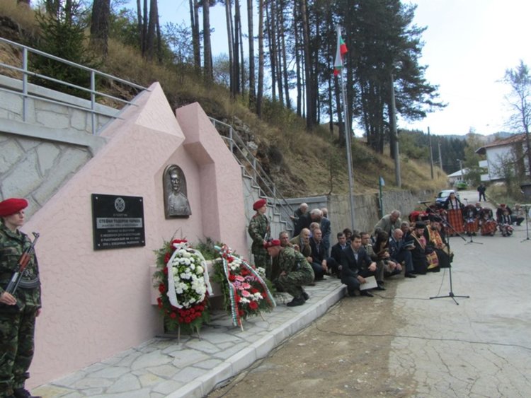 Един от последните паметници, открит през 2013г в памет на героя от Балканската война редник Стефан Чернев