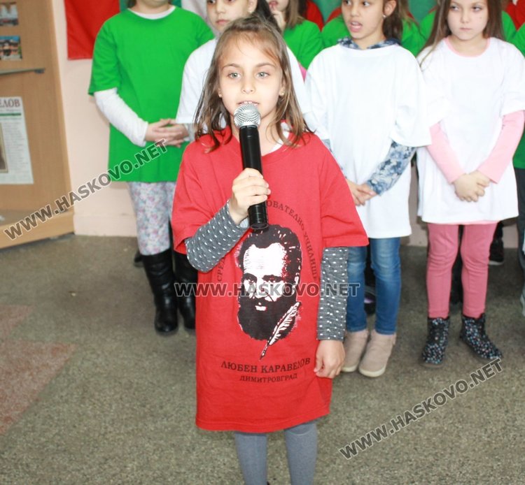 Каравеловци с патриотичен рецитал за 60-годишнината на училището