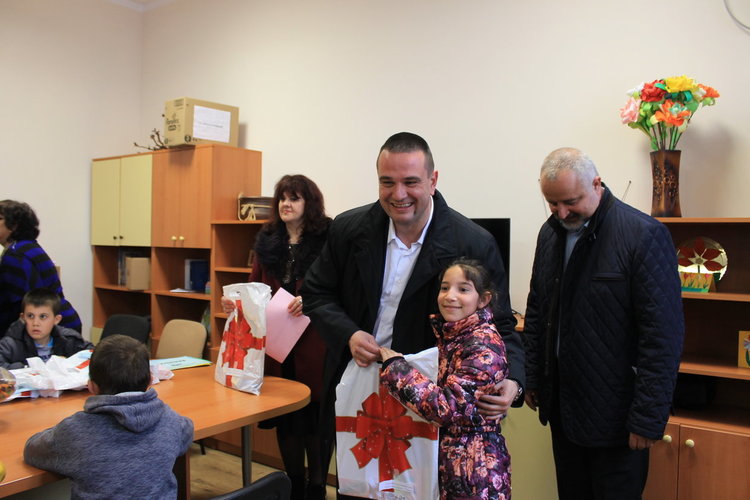 Областният управител награди деца, участвали в конкурса „Европа през моите очи“