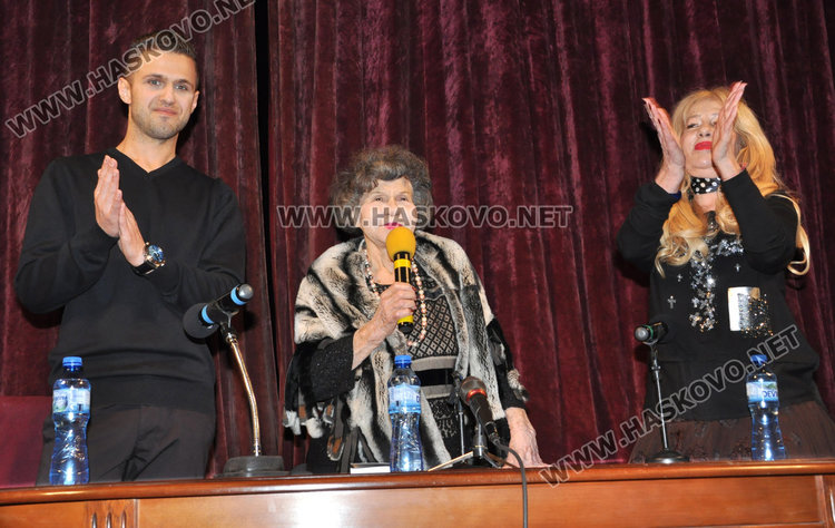 Хасковлии аплодираха Стоянка Мутафова при представянето на книгата на щерка ѝ