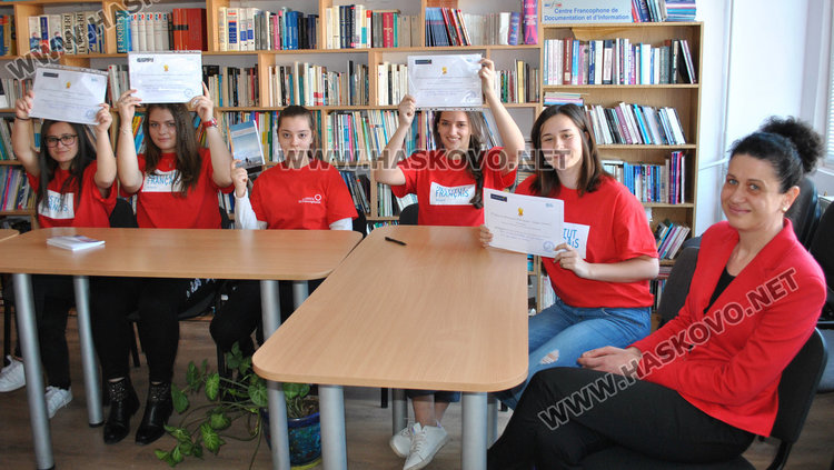 Евгения Иванова, Едже Неджиб, Никол Несторова, Ангелина Петрова и Жени-Кристина Момчилова с учителката им Петя Точева