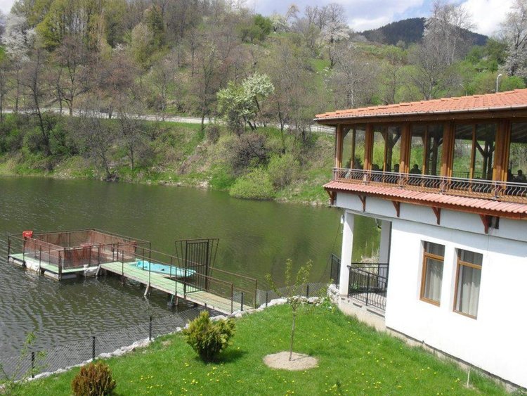 Младежи организират почистване на бреговете на езерото "Рибката" в Смолян