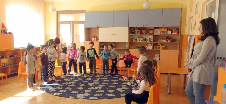 Фирма дари три хладилника на детската градина в Чепеларе