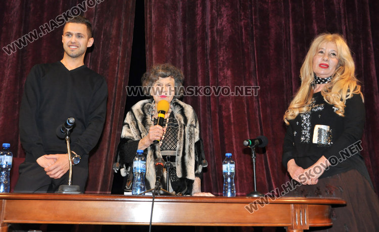 Хасковлии аплодираха Стоянка Мутафова при представянето на книгата на щерка ѝ