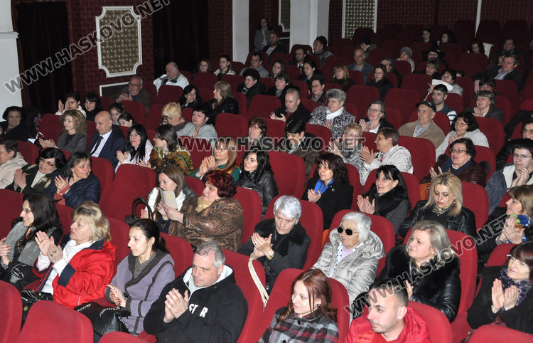 Хасковлии аплодираха Стоянка Мутафова при представянето на книгата на щерка ѝ