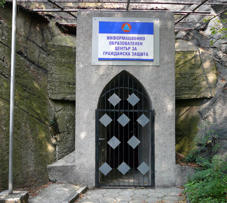 Сн: Под тепето, архив