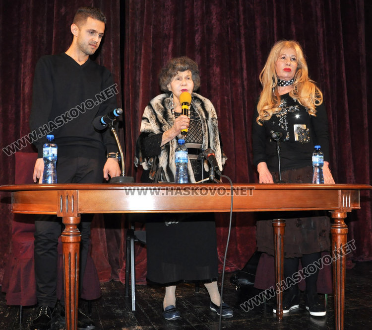 Хасковлии аплодираха Стоянка Мутафова при представянето на книгата на щерка ѝ