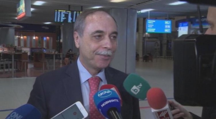 Късно снощи с полет от Москва се прибра послани Бойко Коцев