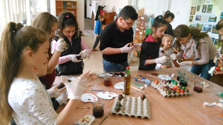 Читалището в Смилян организира семейно боядисване на великденски яйца