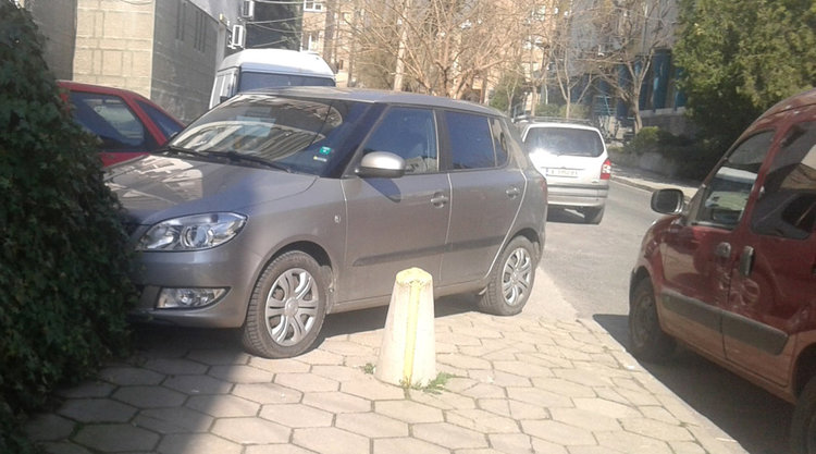 Хасковлийка: шофьори затапват тротоари, няма откъде да минават бебешки колички