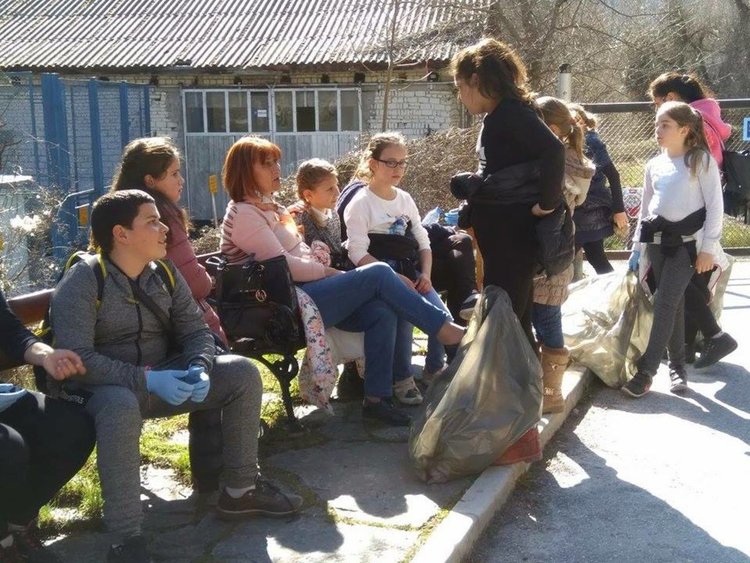 Над 50 дечица от Девин, с гайди и песни чистиха туристическата местност "Струилица"