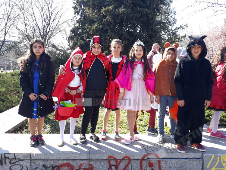 Над 300 деца викаха Пролетта в центъра на Кърджали