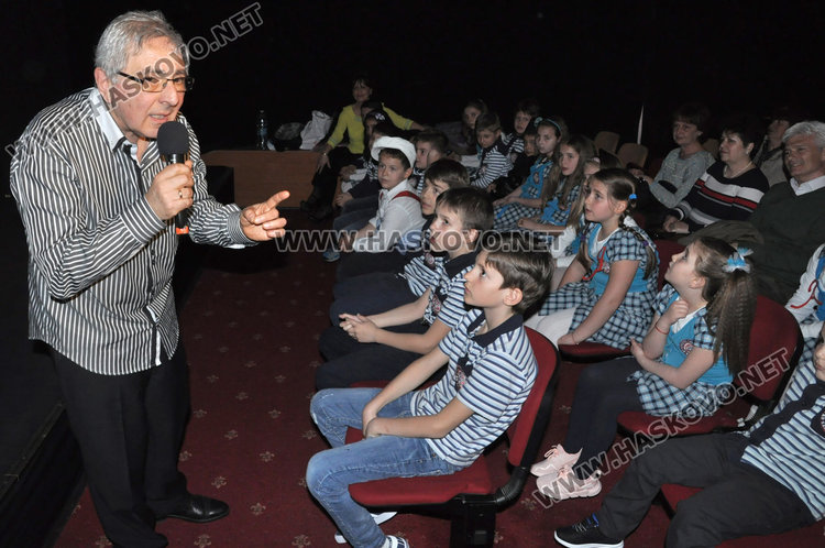 Първокласници от „Смирненски“ изпратиха букварчето заедно с  Хайгашод Агасян