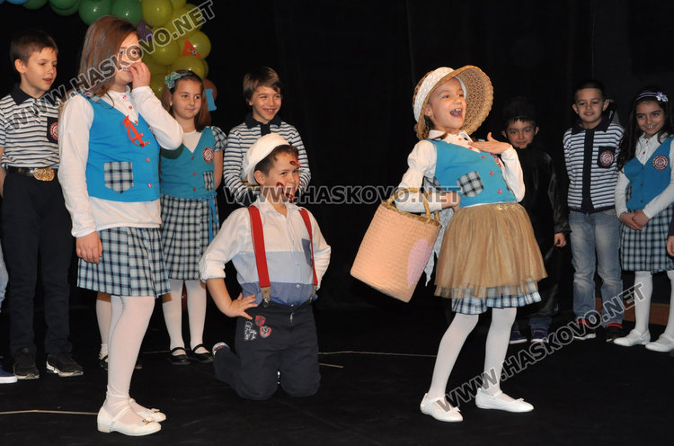 Първокласници от „Смирненски“ изпратиха букварчето заедно с  Хайгашод Агасян