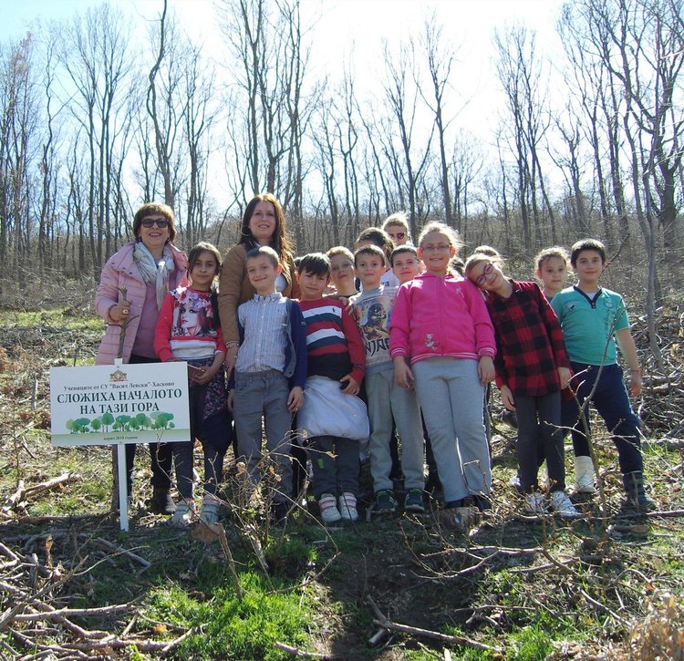 Ученици и учители от „Васил Левски” засадиха нова гора