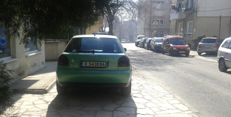 Хасковлийка: шофьори затапват тротоари, няма откъде да минават бебешки колички