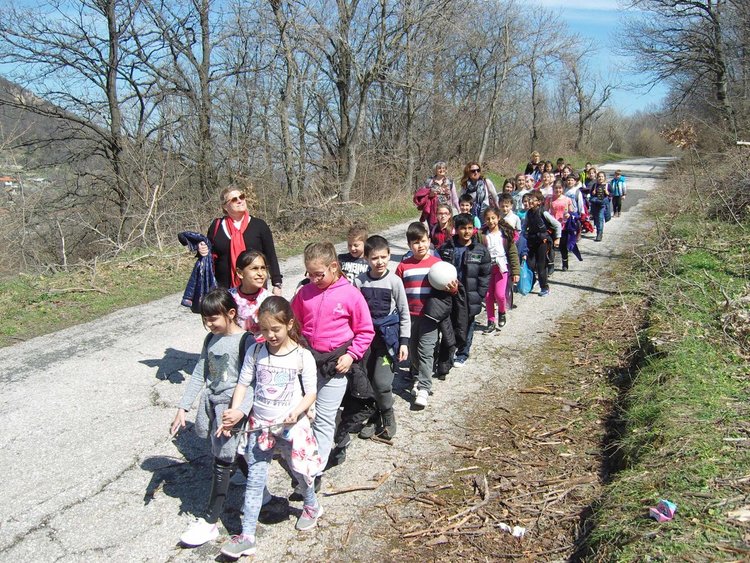 Ученици и учители от „Васил Левски” засадиха нова гора