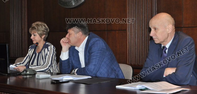 Разпънаха кмета на кръст с питания в ОбС, скандали за водата и таксата за градина