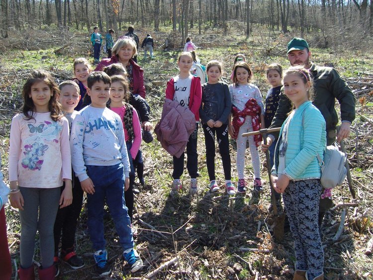 Ученици и учители от „Васил Левски” засадиха нова гора