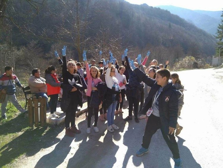 Над 50 дечица от Девин, с гайди и песни чистиха туристическата местност "Струилица"