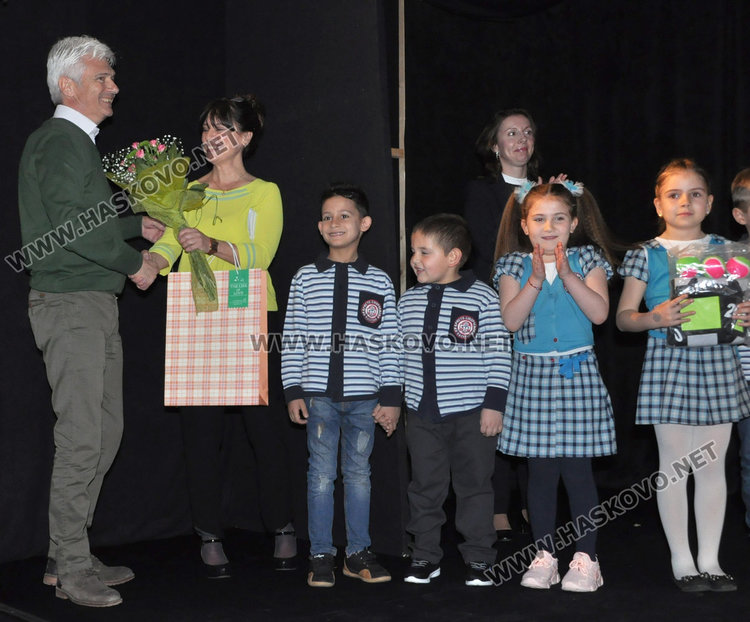 Първокласници от „Смирненски“ изпратиха букварчето заедно с  Хайгашод Агасян