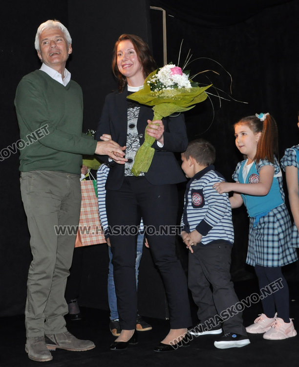 Първокласници от „Смирненски“ изпратиха букварчето заедно с  Хайгашод Агасян