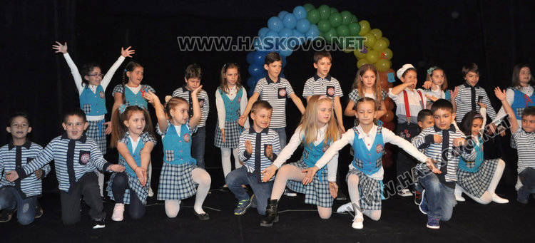 Първокласници от „Смирненски“ изпратиха букварчето заедно с  Хайгашод Агасян