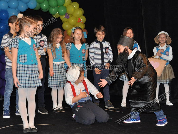 Първокласници от „Смирненски“ изпратиха букварчето заедно с  Хайгашод Агасян