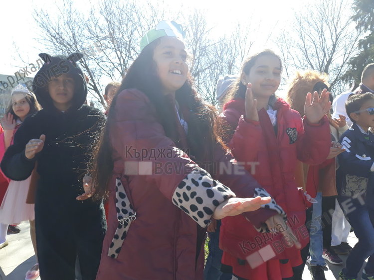 Над 300 деца викаха Пролетта в центъра на Кърджали