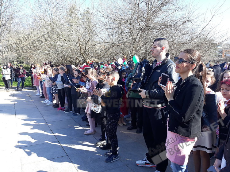 Над 300 деца викаха Пролетта в центъра на Кърджали