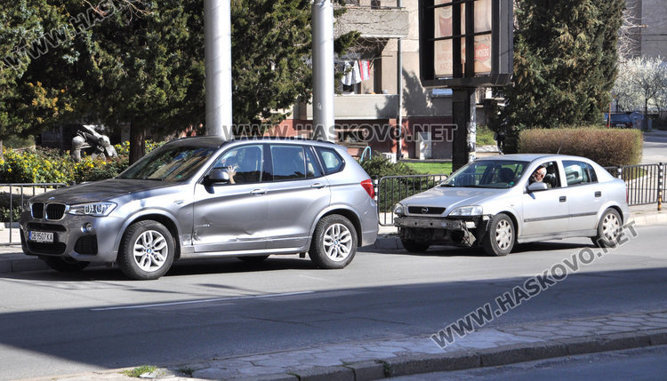 Софийско БМВ засече Опел на „Раковски“