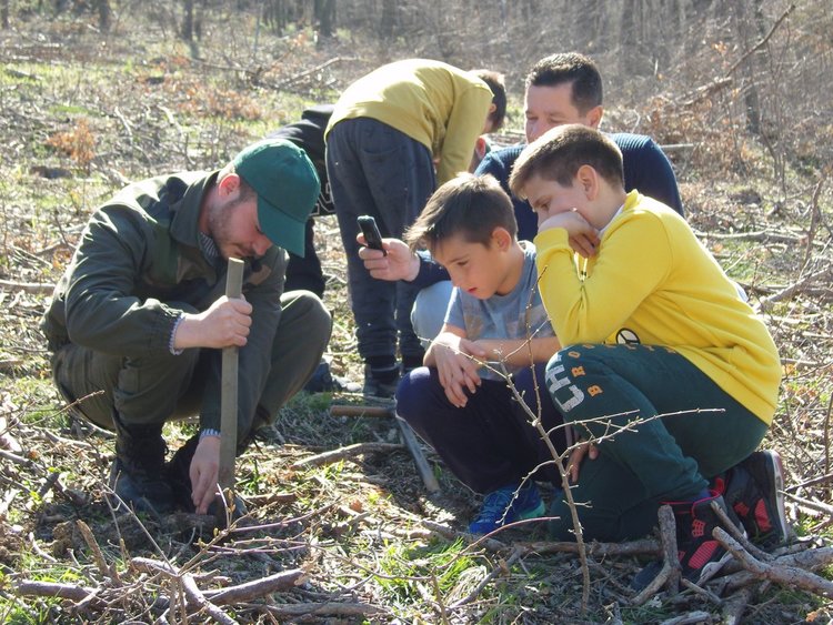 Ученици и учители от „Васил Левски” засадиха нова гора
