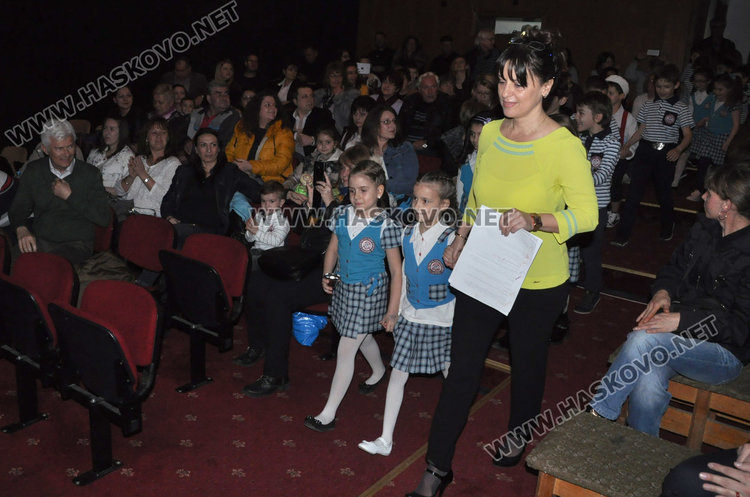 Първокласници от „Смирненски“ изпратиха букварчето заедно с  Хайгашод Агасян