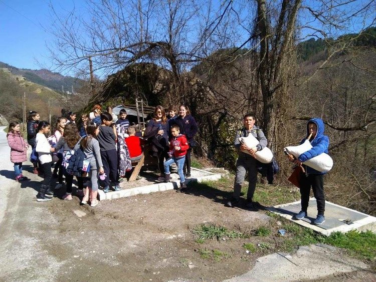 Над 50 дечица от Девин, с гайди и песни чистиха туристическата местност "Струилица"