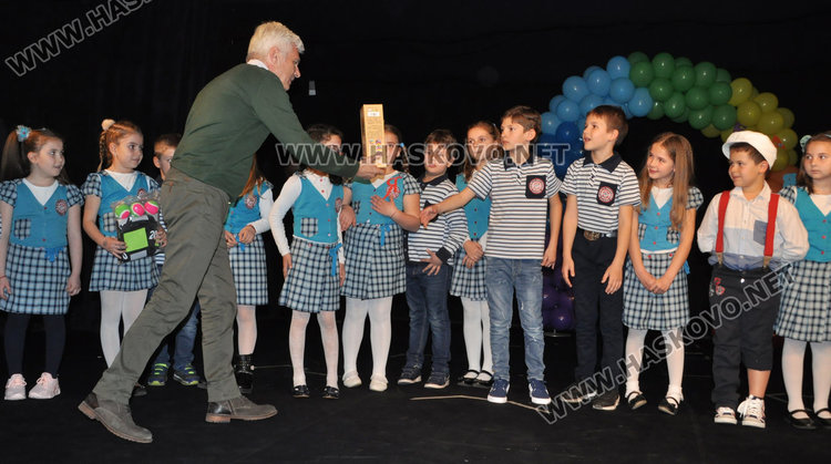 Първокласници от „Смирненски“ изпратиха букварчето заедно с  Хайгашод Агасян