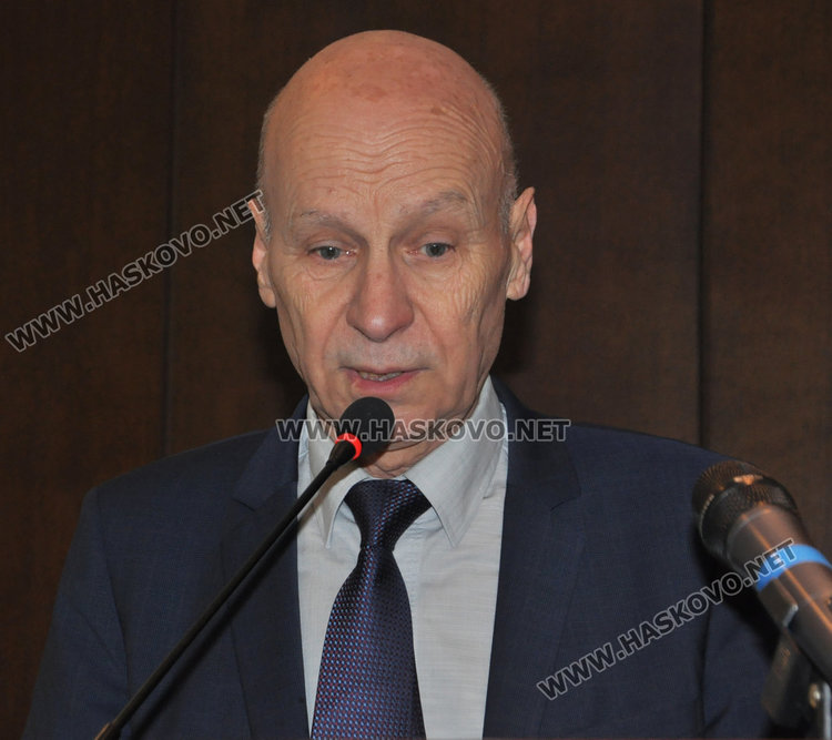 Разпънаха кмета на кръст с питания в ОбС, скандали за водата и таксата за градина