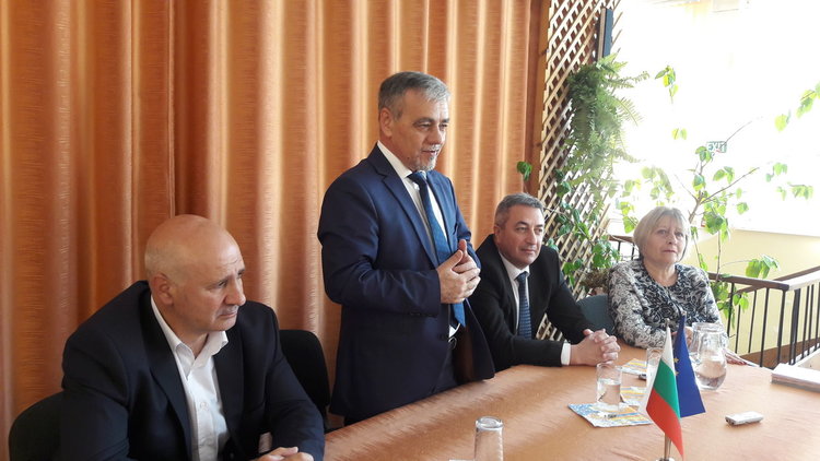 Евродепутат на среща  единствените ученици- посланици на Европейския парламент в областта