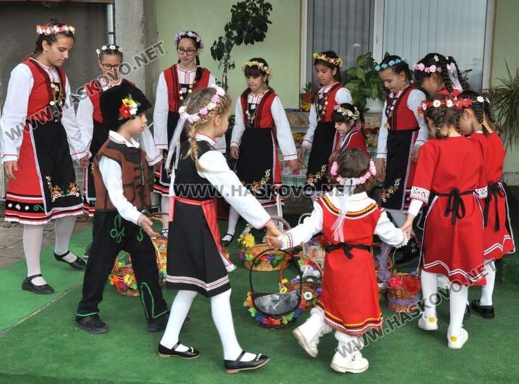 Лазарки благославяха за здраве в село Добрич