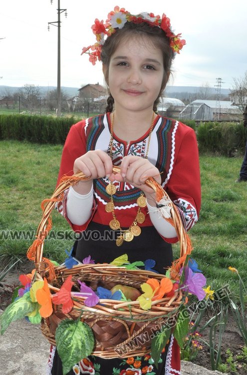 Лазарки благославяха за здраве в село Добрич